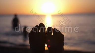 女足在热带海滩上。 日落时分在海边享受欢乐的女人